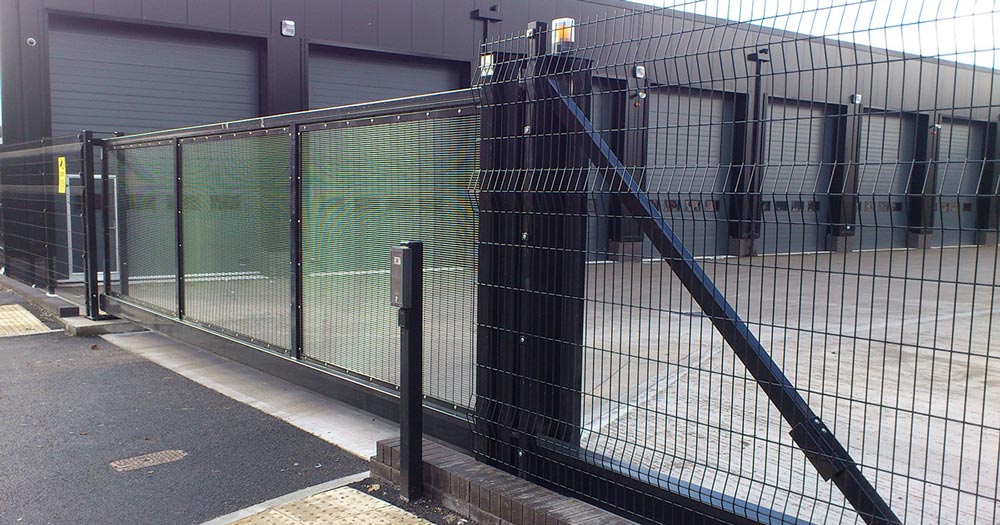 Промышленные откатные ворота с сеткой 3D